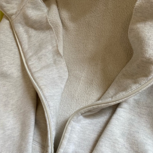 I’m selling this TNA jacket in the colour greige, size large - Picture 2 of 3